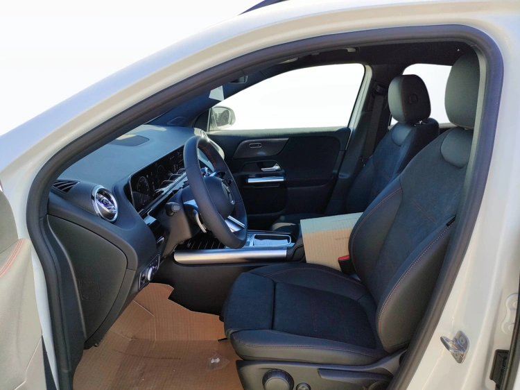 8 - Mercedes-Benz GLA 180  d Automatic