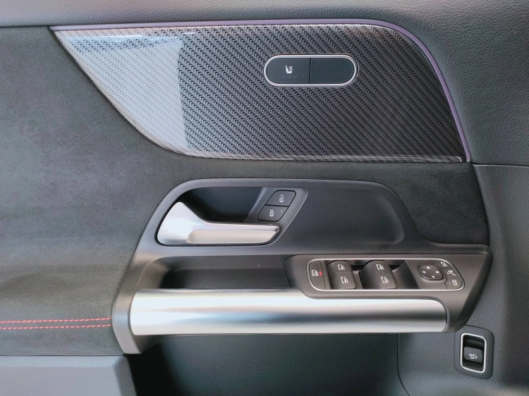 12 - Mercedes-Benz GLA 200 d AMG Line Premium auto