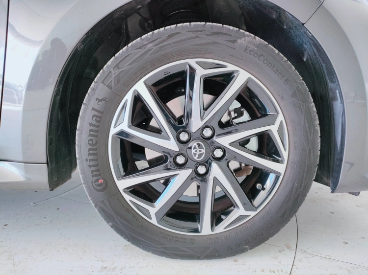 8 - Toyota Yaris Yaris 1.5h Trend