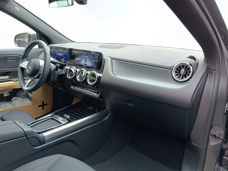 10 - Mercedes-Benz EQA 300 4MATIC