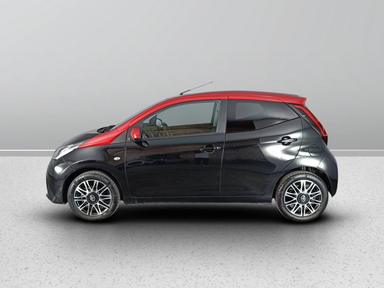 6 - Toyota Aygo Aygo 5p 1.0 x-clusiv red pack 72cv