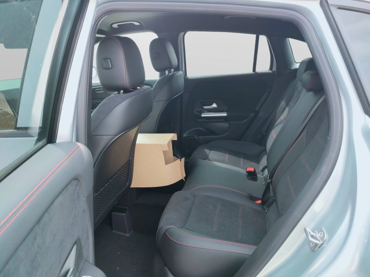 12 - Mercedes-Benz GLA 200 d automatic