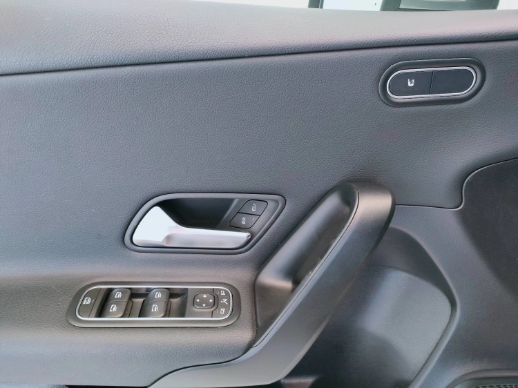 12 - Mercedes-Benz Classe A 180 d Advanced auto