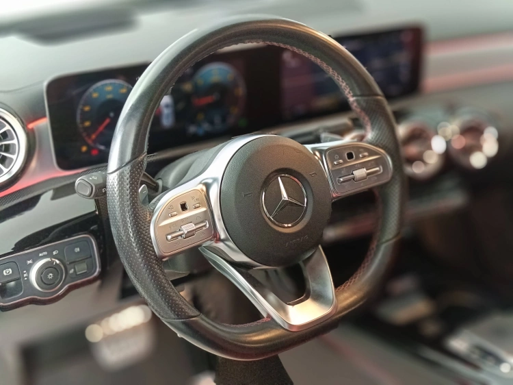 16 - Mercedes-Benz Classe A 180 d Premium auto