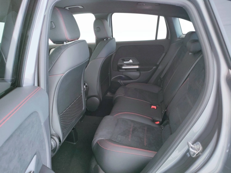 11 - Mercedes-Benz GLA 200 d automatic