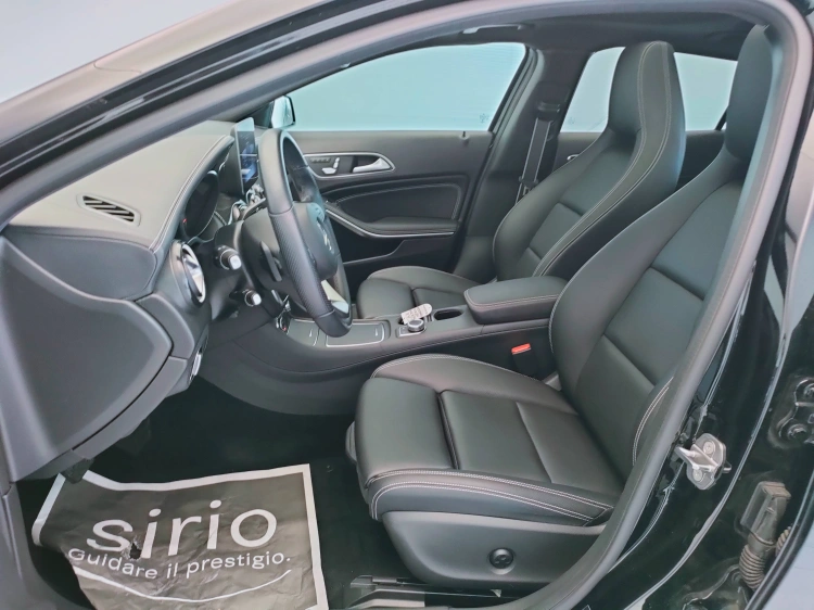 18 - Mercedes-Benz GLA 200 d Night Edition auto