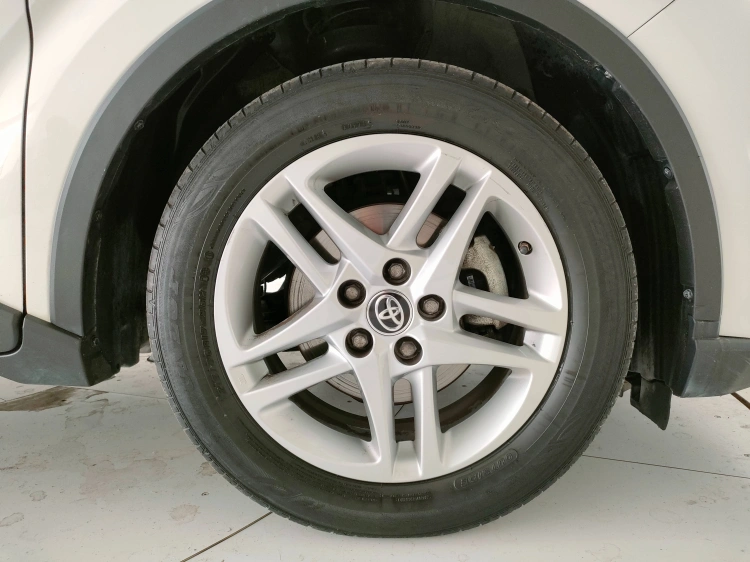 8 - Toyota C-HR C-HR 1.8h Active e-cvt