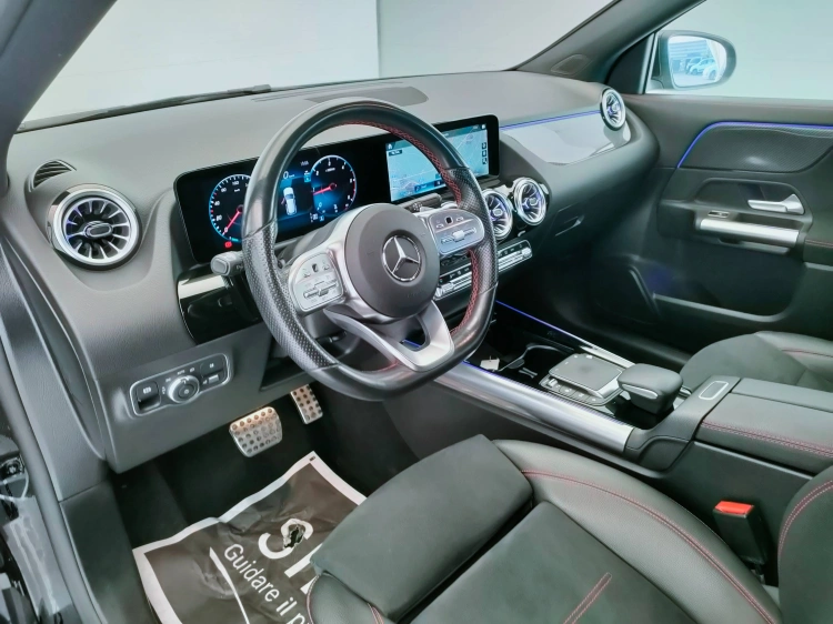 13 - Mercedes-Benz GLA 180 d Premium auto