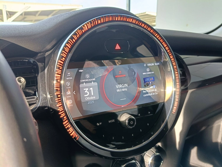 13 - MINI Cooper Mini 5p 1.5 Cooper Classic auto