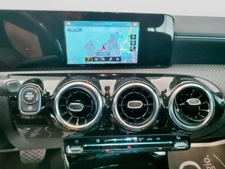 16 - Mercedes-Benz Classe A 180 d Business auto