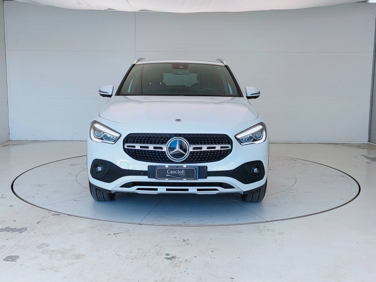 2 - Mercedes-Benz GLA 220 d Sport 4matic auto