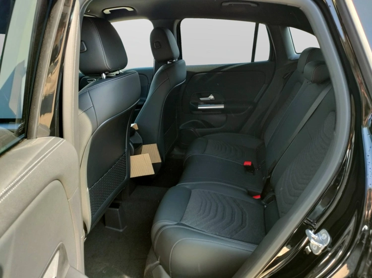 8 - Mercedes-Benz GLA 200 d automatic
