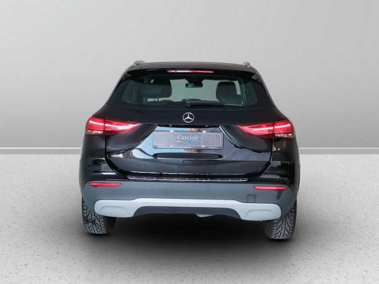 4 - Mercedes-Benz GLA 180 d Business auto