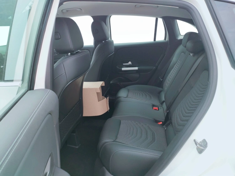 11 - Mercedes-Benz GLA 200 d automatic