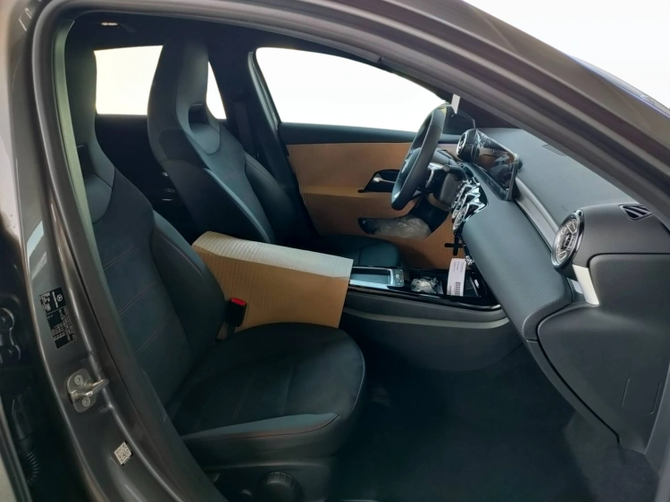 11 - Mercedes-Benz Classe A 180 d Automatic