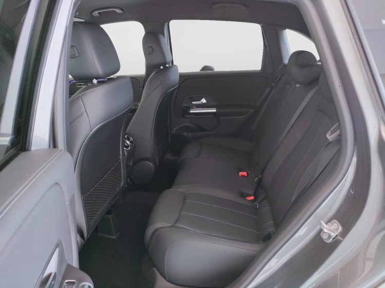 13 - Mercedes-Benz Classe B 180 d Street Edition auto