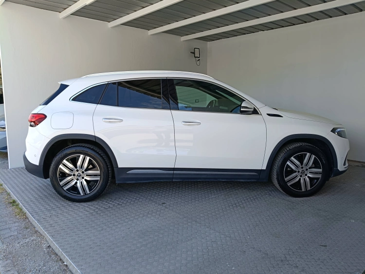 3 - Mercedes-Benz EQA 300 Sport 4matic