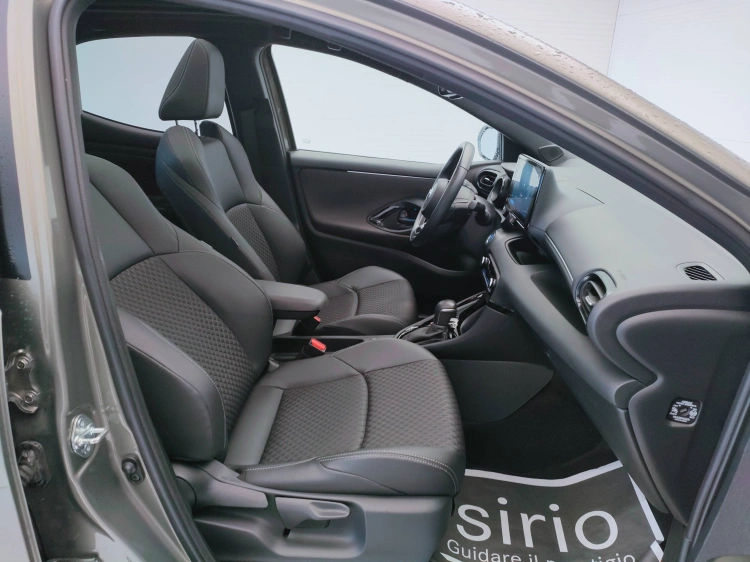 11 - Toyota Yaris Yaris 1.5h Lounge