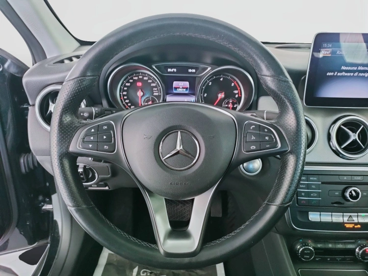 14 - Mercedes-Benz GLA 200 d Sport auto