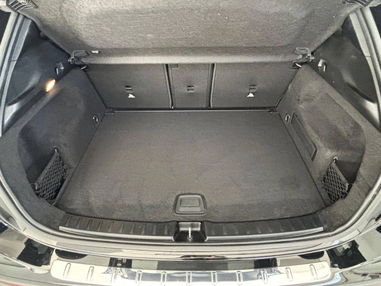 14 - Mercedes-Benz GLA 180 d Premium auto