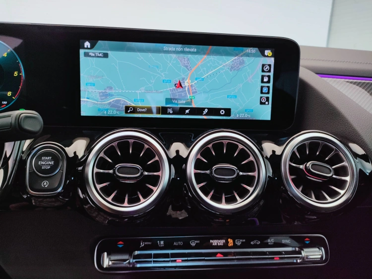 12 - Mercedes-Benz GLA 200 d Premium auto