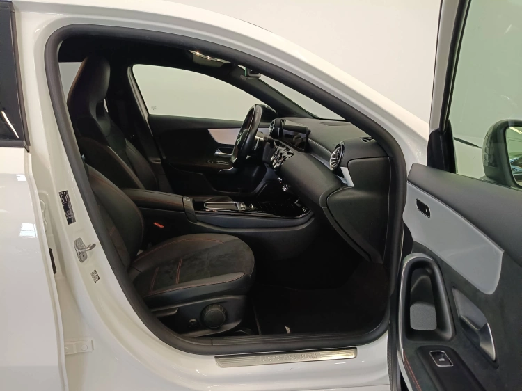 11 - Mercedes-Benz Classe A 180 d AMG Line Advanced Plus auto