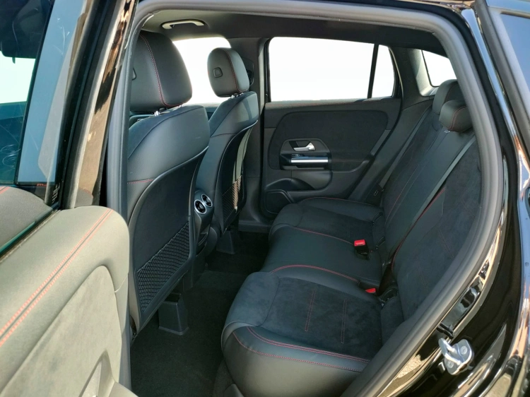 8 - Mercedes-Benz GLA 200 d automatic