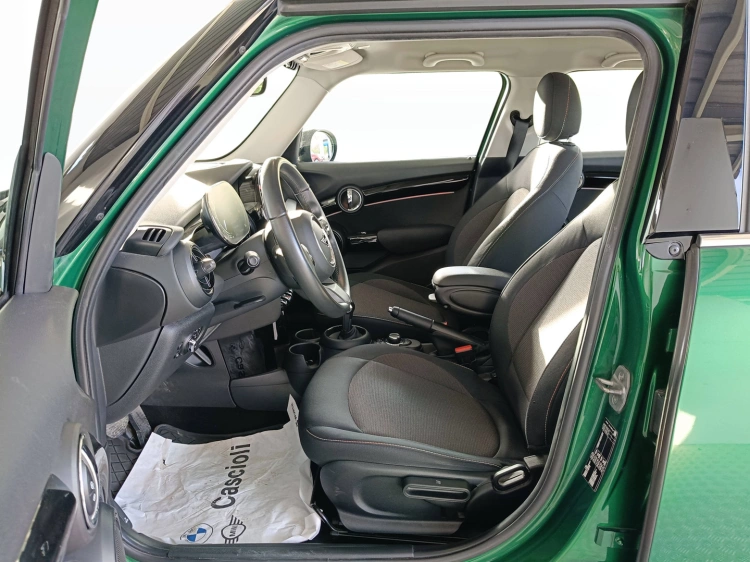 8 - MINI Cooper Mini 5p 1.5 Cooper Classic auto