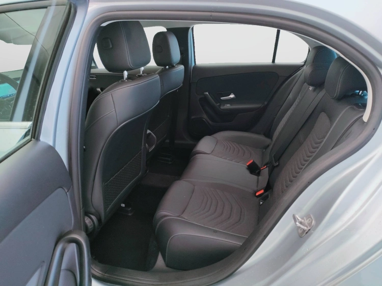 14 - Mercedes-Benz Classe A 180 d Advanced auto