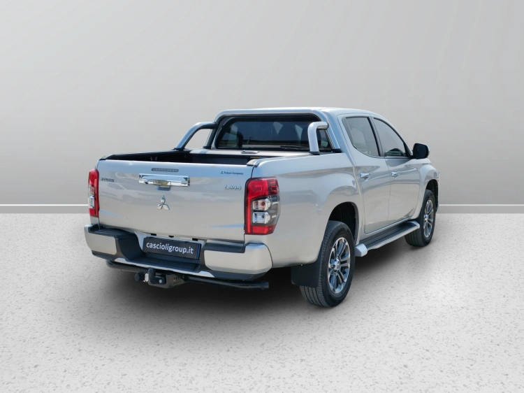 6 - Mitsubishi L200 L200 d.cab 2.3d Intense 4wd 150cv auto