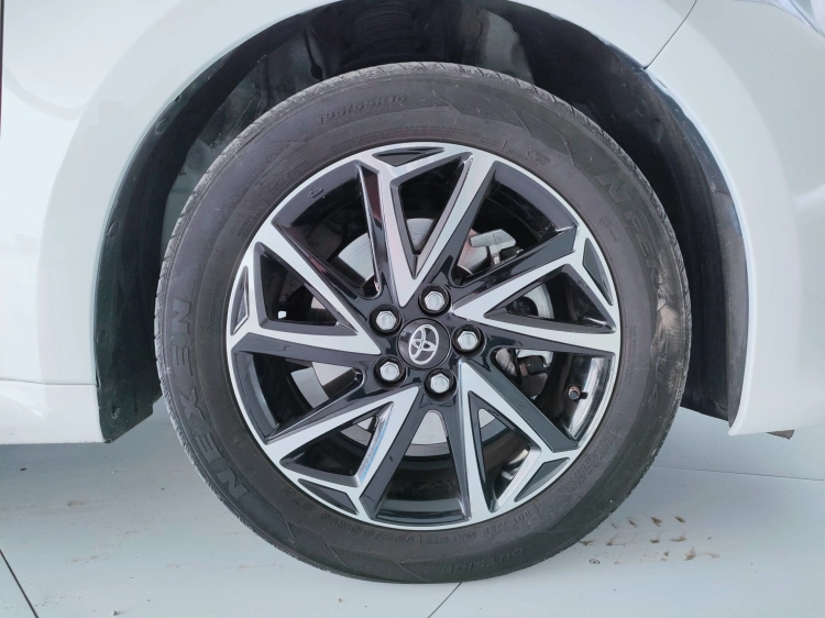 8 - Toyota Yaris Yaris 1.5h Trend