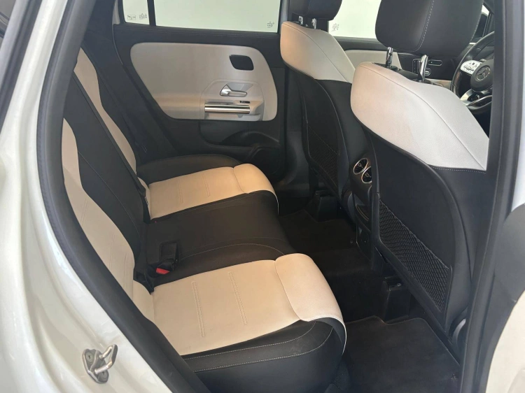 13 - Mercedes-Benz GLA 200 d Premium 4matic auto