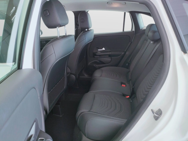 14 - Mercedes-Benz GLA 180 d Advanced auto