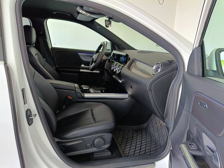 11 - Mercedes-Benz EQA 300 Sport 4matic