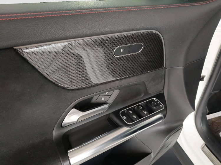 14 - Mercedes-Benz GLA 200 d Premium auto