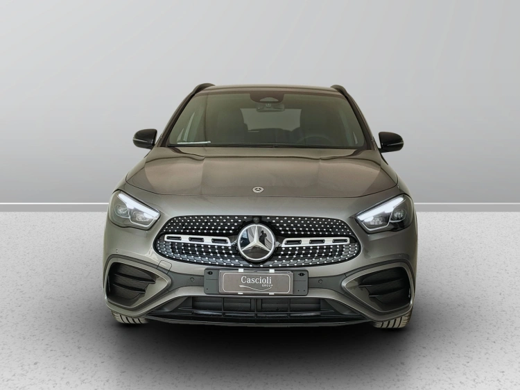2 - Mercedes-Benz GLA 200 d automatic