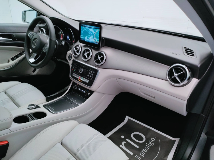 17 - Mercedes-Benz GLA 180 d Sport auto