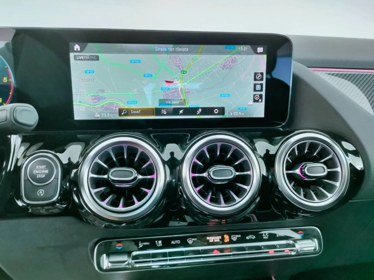11 - Mercedes-Benz GLA 180 d Premium auto
