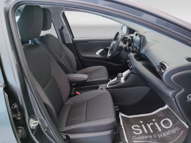 13 - Toyota Yaris Yaris 1.5h Trend