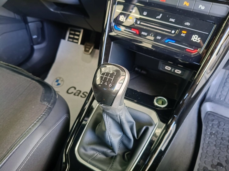 17 - Volkswagen T T-Roc 2.0 tdi R-Line 115cv