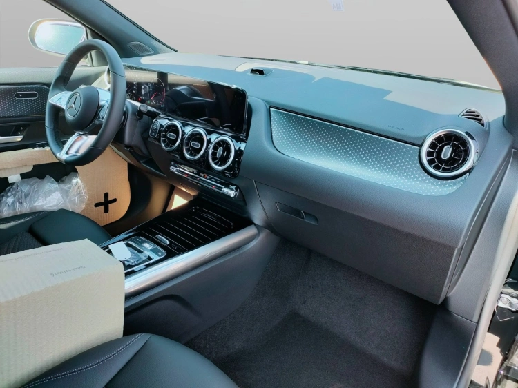 13 - Mercedes-Benz GLA 180 Automatic
