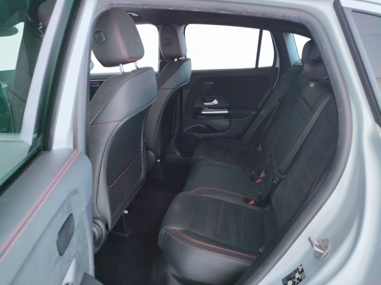 10 - Mercedes-Benz GLA 180 d Premium auto