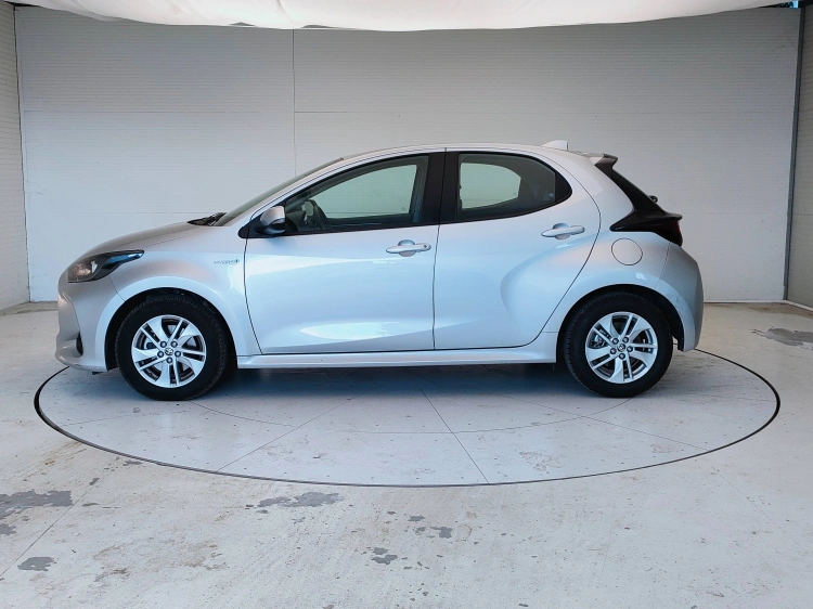 8 - Toyota Yaris Yaris 1.5h Active