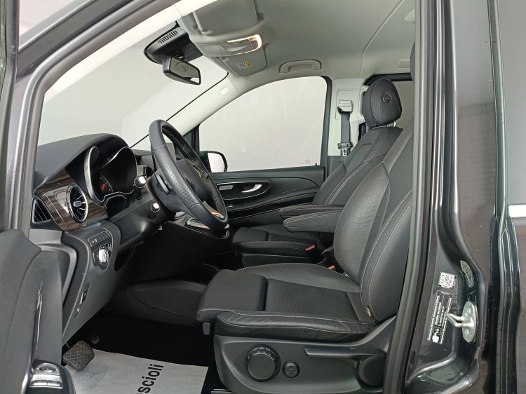 8 - Mercedes-Benz Classe V Extralong 300 d Premium 4matic auto