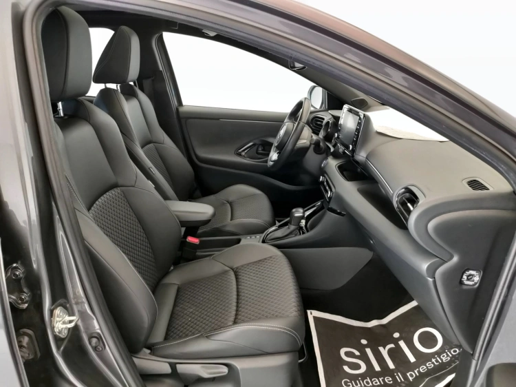 9 - Toyota Yaris Yaris 1.5h Lounge