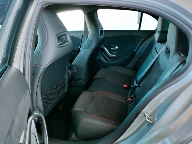 9 - Mercedes-Benz Classe A 180 d Automatic