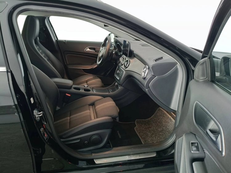12 - Mercedes-Benz GLA 180 Sport