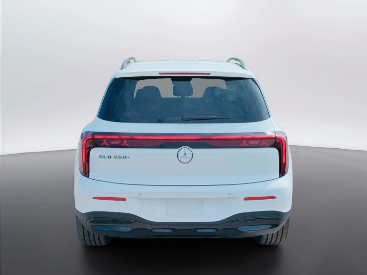 4 - Mercedes-Benz GLB 250+ con tecnologia EQ