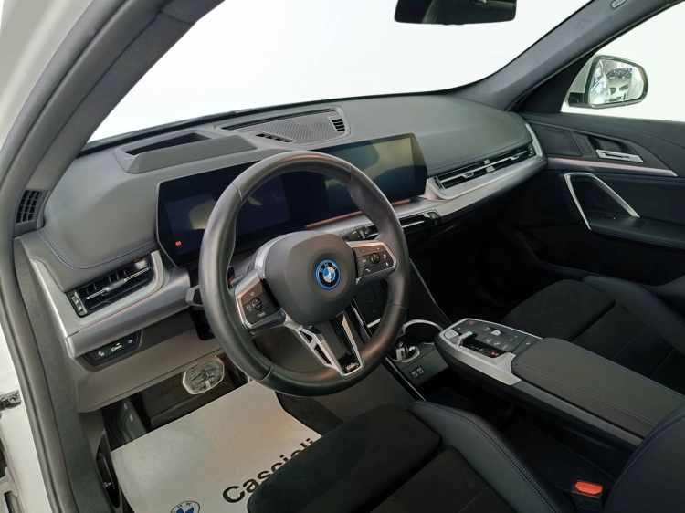 8 - BMW iX1 iX1 edrive 20 MSport