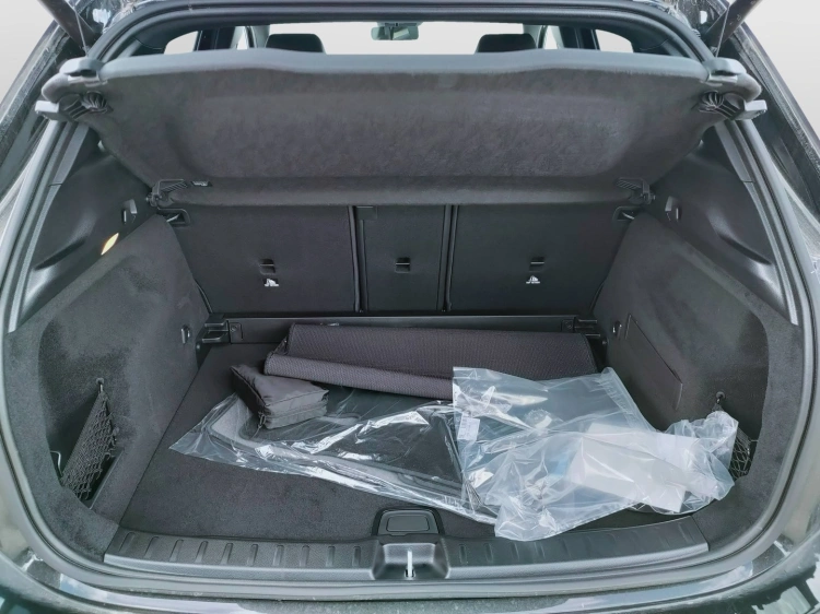 5 - Mercedes-Benz GLA 180  d Automatic